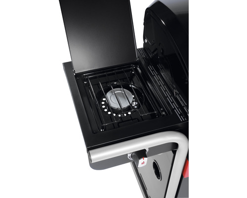 Detailansicht eines Gasgrills mit Seitenbrenner und geöffnetem Deckel