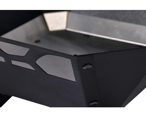 Detailansicht eines schwarzen Feuerkorbs mit silberfarbener Innenschale