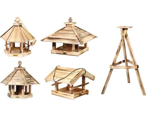 Verschiedene Vogelhäuser und ein Ständer aus Holz
