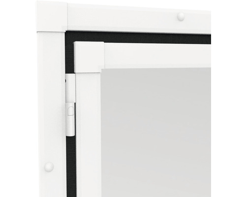 Detailansicht eines Insektenschutzrollos mit weißem Rahmen