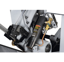 Detailansicht einer Metallsäge mit Hydraulikzylinder und Kühlmittelzufuhr