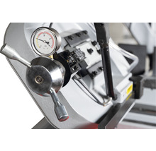 Detailansicht einer Metallsäge mit Manometer und Bedienelementen