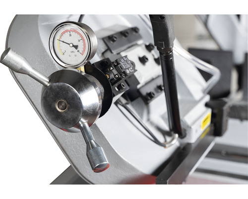 Detailansicht einer Metallsäge mit Manometer und Bedienelementen