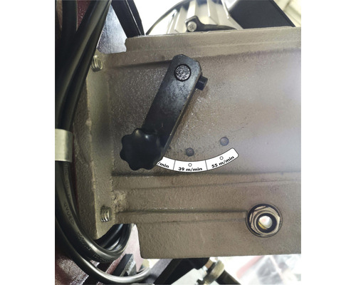 Detailaufnahme einer Maschine mit Geschwindigkeitsregler