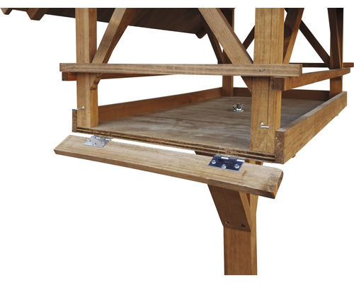 Detailansicht eines hölzernen Futterhauses für Vögel mit einem Anflugbrett