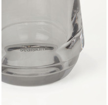 Detailansicht eines grauen Zahnputzbechers mit Sealskin Logo