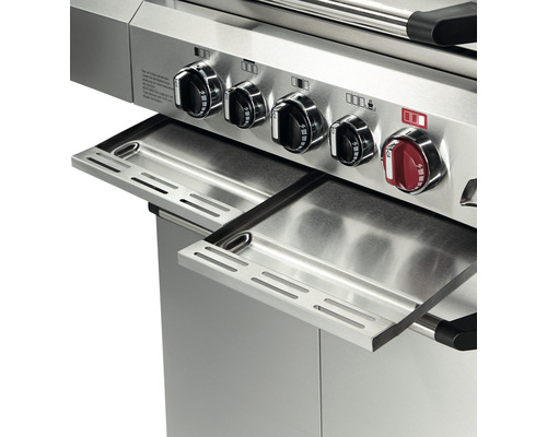 Detailansicht eines Edelstahl Gasgrills mit Seitenablagen und Bedienknöpfen