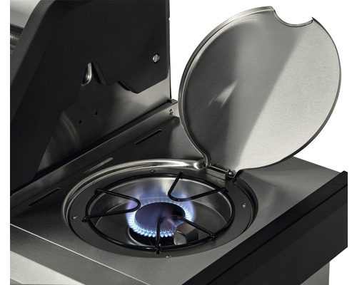 Detailaufnahme eines Gasgrills mit geöffnetem Deckel und eingeschalteter Kochstelle