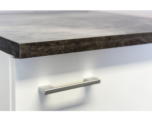 Küchenarbeitsplatte auf weißem Unterschrank mit Griff