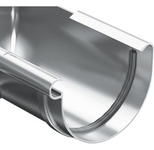 Dachrinne aus Metall im Detail.