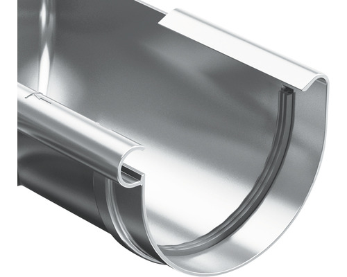 Dachrinne aus Metall im Detail.