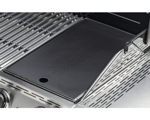 Grillplatte aus Metall auf einem Grill