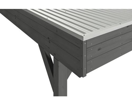 Detailansicht einer Holzkonstruktion mit Metalldach