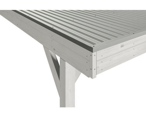 Detailansicht eines Holzcarports mit Metalldach