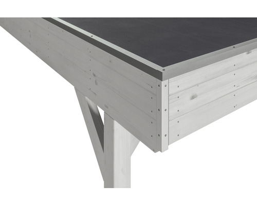 Detailansicht eines Gartenhauses mit Holzwänden und Bitumendach