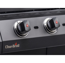 Nahaufnahme von zwei Drehknöpfen eines Grills mit dem Char-Broil Logo.