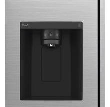 Detailaufnahme eines Kühlschranks mit Wasserspender