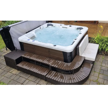 Sprudelbad mit Abdeckung, Treppe und Sitzgelegenheit im Garten