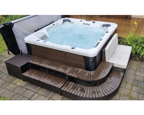 Sprudelbad mit Abdeckung, Treppe und Sitzgelegenheit im Garten