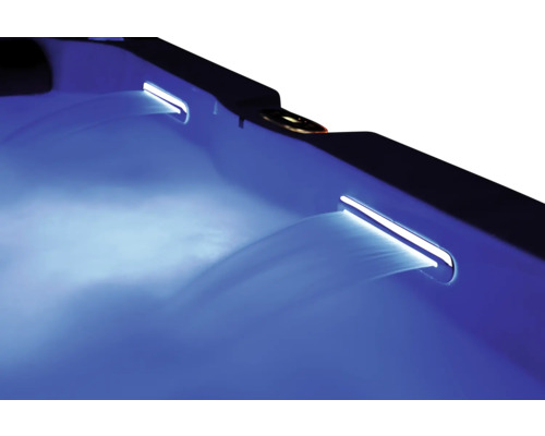 Detailansicht eines Whirlpools mit Wasserfallfunktion und Beleuchtung