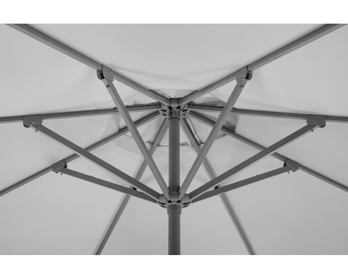 Detailansicht der Unterseite eines Sonnenschirms mit Metallgestell