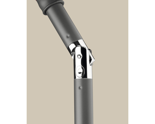 Detailaufnahme eines Sonnenschirmgelenks aus Metall