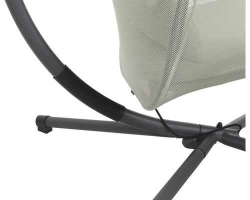 Detailaufnahme eines Hängesessels mit Metallgestell und Netzstoff