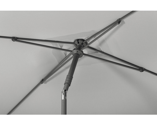 Blick von unten auf einen geöffneten Gartenschirm mit Gestell