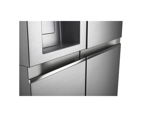 Detailaufnahme eines Kühl- und Gefrierschranks aus Edelstahl mit Wasserspender