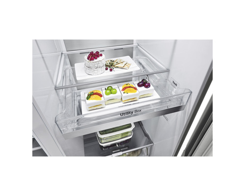 Innenraum eines Kühlschranks mit Lebensmitteln in einer Mehrzweckbox und auf Regalen.