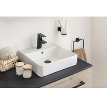 Badezimmer Waschtisch mit Armatur, Handtuchhalter und Badaccessoires