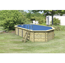 Aufstellpool aus Holz mit Leiter im Garten