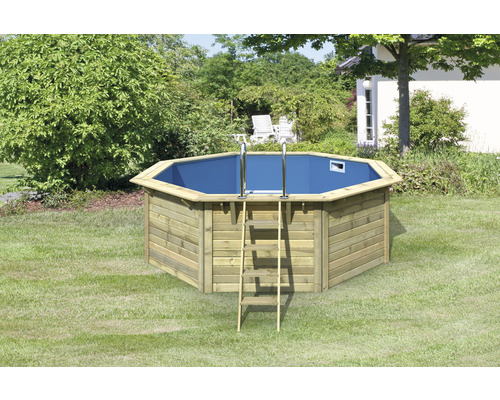 Achteckiger Holzpool mit Leiter im Garten