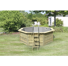 Achteckiger Holzpool mit Leiter im Garten