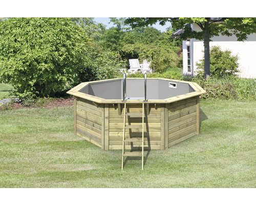 Achteckiger Holzpool mit Leiter im Garten