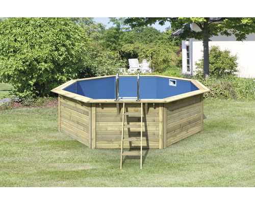 Holzpool mit Leiter im Garten