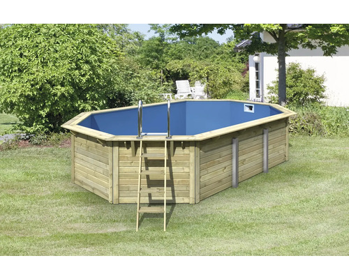 Holzpool mit Leiter im Garten