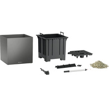 Komplettes Pflanzgefäß-Set mit Pflanzeinsatz, Trennboden, Erdreich, Füllstandsanzeige und Zubehör.