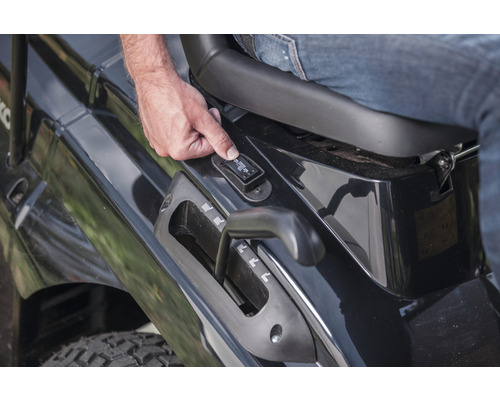 Bedienfeld eines Rasentraktors mit Hebel und Schalter