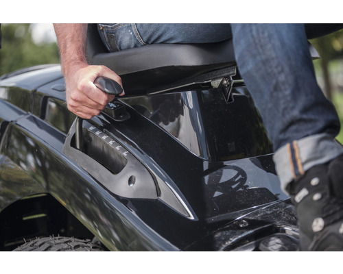 Detailaufnahme eines Aufsitzmähers mit Person, die den Ganghebel bedient