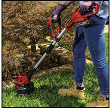Person bedient einen Akku-Rasentrimmer im Garten.