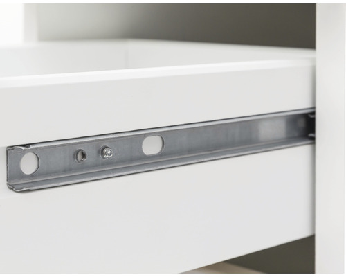 Detailaufnahme einer Schublade mit Metallschiene