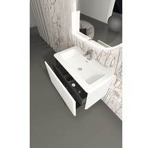 Badezimmer Szene mit Waschbeckenunterschrank, geöffneter Schublade und Spiegel