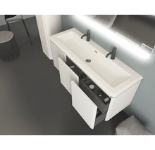 Badezimmer mit Waschbeckenunterschrank, Schubladen offen, Armaturen und Spiegel mit Beleuchtung