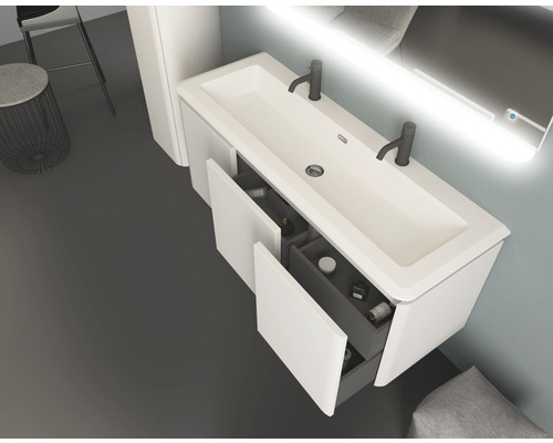 Badezimmer mit Waschbeckenunterschrank, Schubladen offen, Armaturen und Spiegel mit Beleuchtung