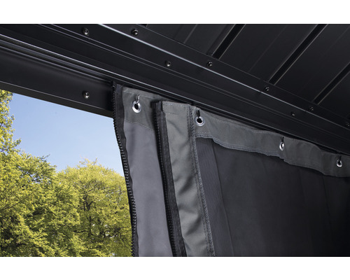 Detailansicht eines Pavillons mit Moskitonetz und Reißverschluss