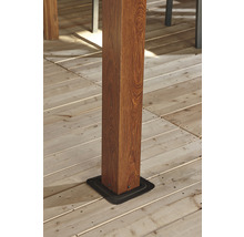 Holzpfeiler mit Montagefuß auf einer Terrasse