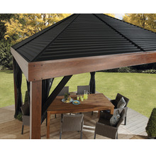 Gartenpavillon mit Tisch und Stühlen auf einer Holzterrasse