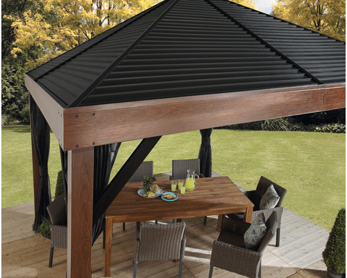 Gartenpavillon mit Tisch und Stühlen auf einer Holzterrasse