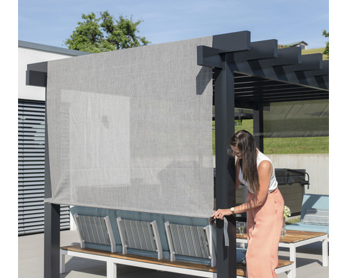 Pergola mit Seitenteil und Frau im Garten